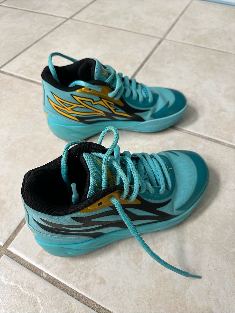 PUMA MB.02 Honeycomb basketball shoes by LaMelo Ball Boys size 4